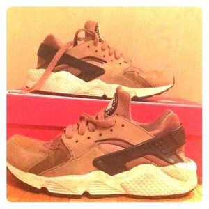 Nike air huaraches size 7.5- golden beige